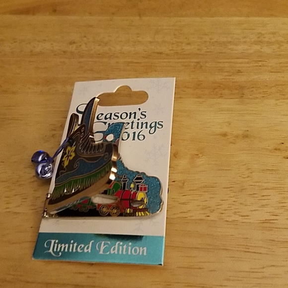 DISNEY PINS - Picture 3 of 4